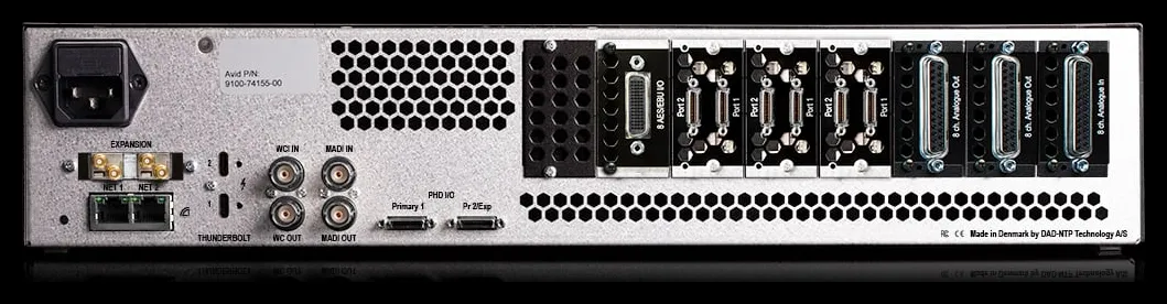 Painel traseiro da Avid MTRX II com placas instaladas